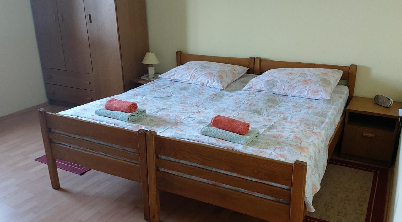 Apartmani Ana Карлобаг Екстериор снимка